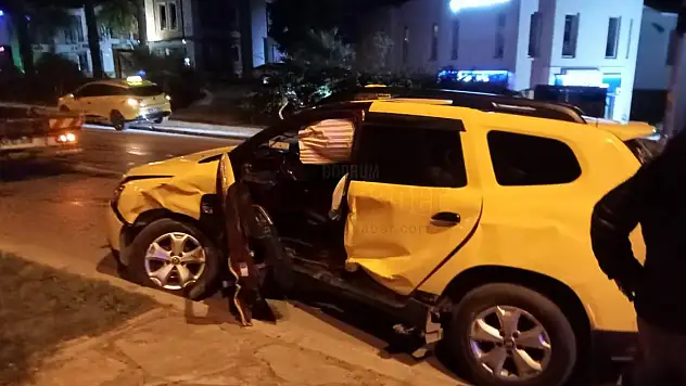 Bodrum'da Kafa Kafaya Çarpışan Araçlarda Bulunan 3 Kişi Yaralandı
