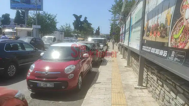 Bodrum'da kaldırımlar otopark görevi görüyor