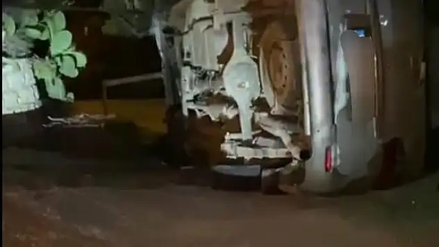 Bodrum'da Kaza: Duvara Çarpan Kamyonetin Sürücüsü Olay Yerinden Kaçtı