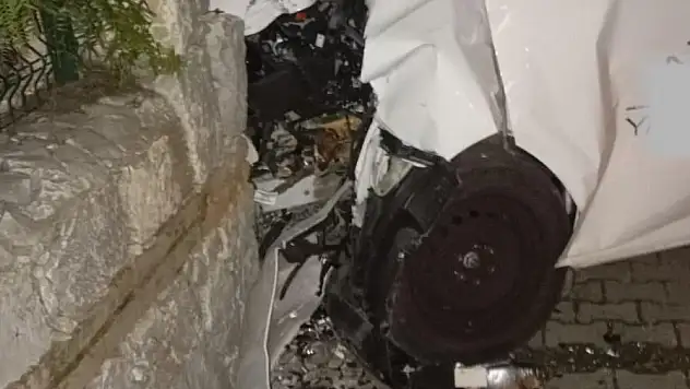 Bodrum'da Kontrolden Çıkan Araç Sitenin Duvarına Girdi
