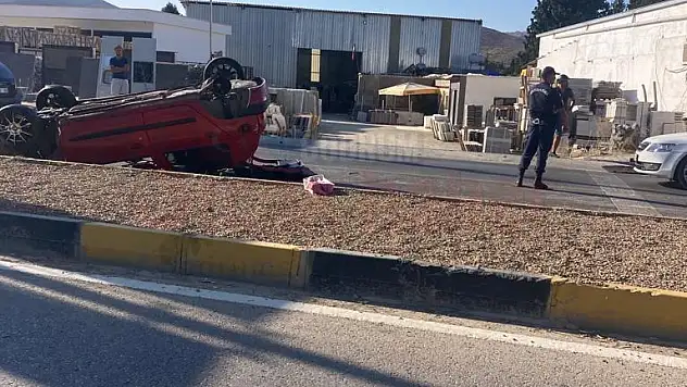 Bodrum'da Kontrolden Çıkan Otomobil Direğe Çarptı, 1 Kişi Yaralandı