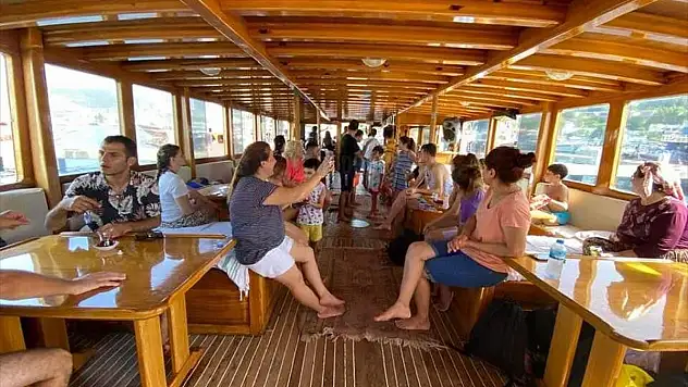 Bodrum'da mavi tura çıkan işitme engelliler koyları gezdi