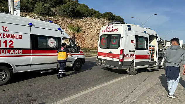 Bodrum'da Motosiklet Yayaya Çarptı: 2 Kişi Yaralandı