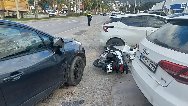 Bodrum'da Otomobil Motosiklete Çarptı Kazada 1 Kişi Yaralandı
