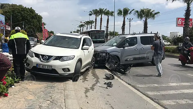 Bodrum'da otomobilin park halindeki araçlara çarpma anı güvenlik kamerasına yansıdı
