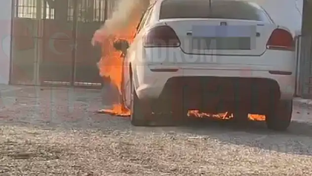 Bodrum'da Park Halindeki Araç Alev Alev Yandı