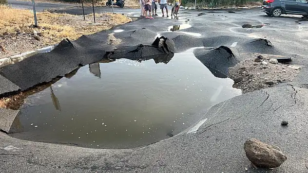 Bodrum'da Patlayan Ana Su İsale Hattı Caddeyi Bu Hale Getirdi