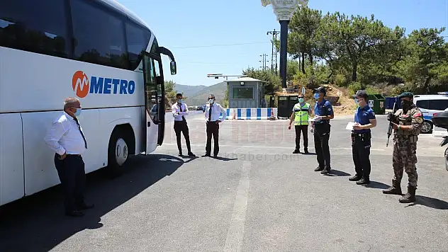 Bodrum'da polis ekipleri uygulama noktasında maske dağıttı