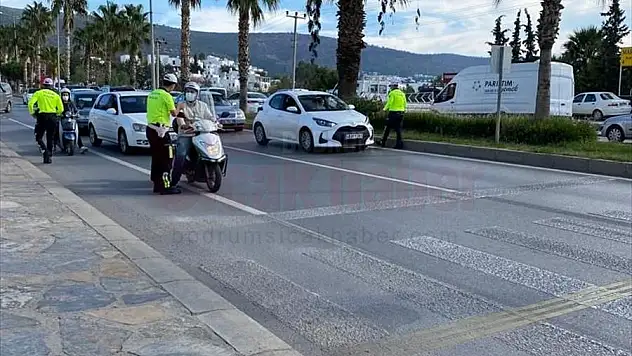 Bodrum'da polis ekiplerinden 'yaya geçidi' uygulaması