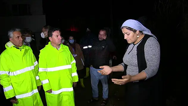 Bodrum'da sağanağın ardından evleri su bastı, kara yolu ulaşıma kapandı