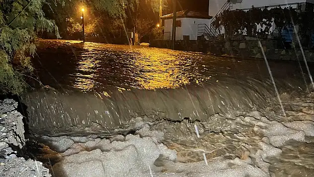 Bodrum'da sağanak nedeniyle evleri su bastı, kaya parçaları yolları kapattı