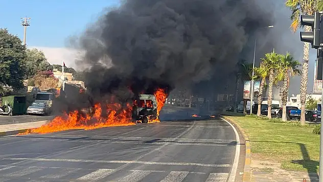 Bodrum'da Servis Aracı Seyir Halinde Alev Alev Yandı