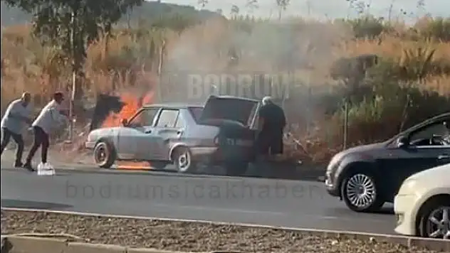 Bodrum'da Seyir Halinde Giden Otomobil Alev Alev Yandı