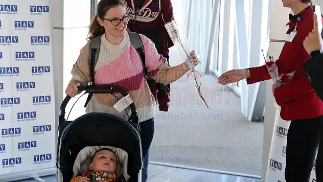 Bodrum'da sezonun ilk turistleri çiçeklerle karşılandı