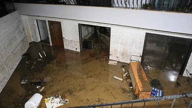 Bodrum'da Su Basan Ev ve İş Yerlerinde Temizlik Yapıldı