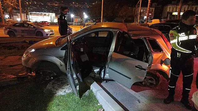 Bodrum'da Taklalar Atan Araç Sürücüsü Direkleri Yıkarak Durabildi