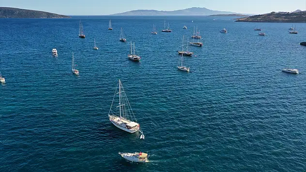 Bodrum'da teknelerin bayraklı seyri ilgi gördü