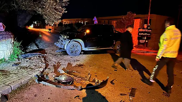 Bodrum'da Trafik Kazası: Sürücü Kaldırıma Çıkarak Ağaca Çarptı