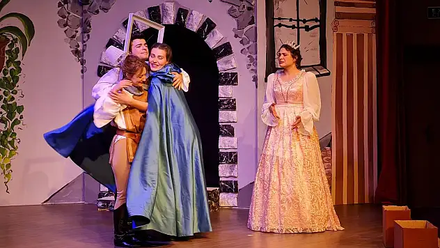 Bodrum'da Üniversite Öğrencileri Çocuklar İçin Oynadı