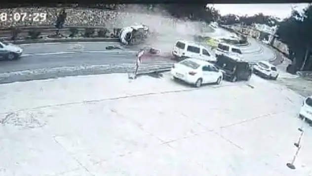 3 Araçlı Kazanın Güvenlik Kamera Görüntüleri Ortaya Çıktı: 1 Kişi Yaralandı