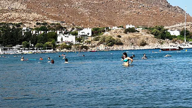 Bodrum'da Yaz Sezonu Uzadı, Vatandaşlar Sahillere Akın Etti
