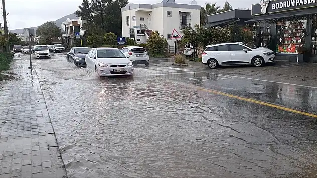 Bodrum'da etkili olan sağanak yağış günlük yaşamı olumsuz etkiliyor