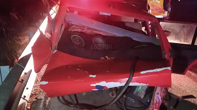 Bölünmüş Yolda 2 Otomobil Kafa Kafaya Çarpıştı