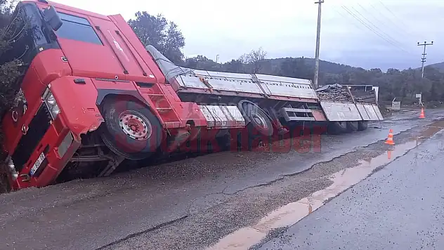 Bozuk Yol Yüzüne Su kanalına Devrildi