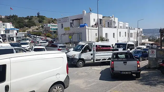 Bu caddenin trafik sorunları bitmiyor