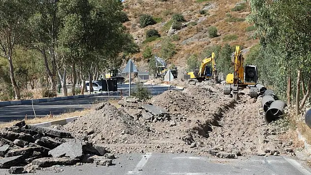 Büyükşehir Bodrum'daki Arızalı İçme Suyu Hatlarını Yenilemeye Devam Ediyor