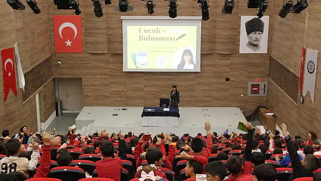 Büyükşehir Kitap Kurtlarını Yazarlarla Buluştu