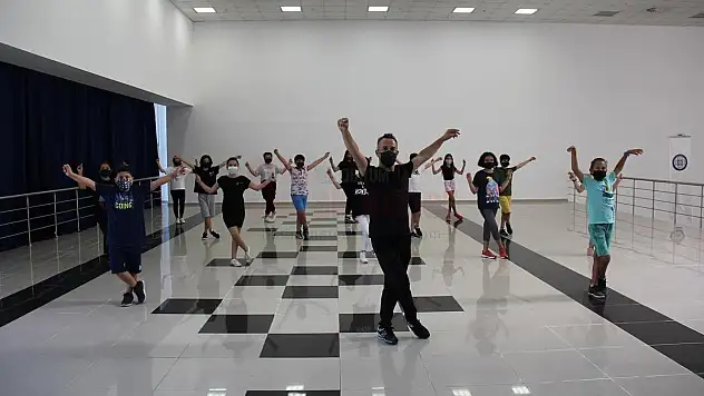 Büyükşehir Konservatuarında Eğitimler Devam Ediyor