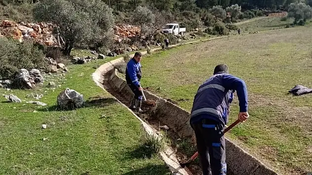 Büyükşehir'den Sulama Kanalı Temizliği