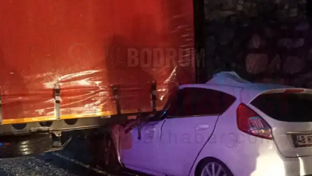 Buzlanan Yolda Tır'la Çarpışan Otomobil Sürücüsü Yaralandı