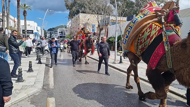 Çarşı Merkezinde Geçit Töreni
