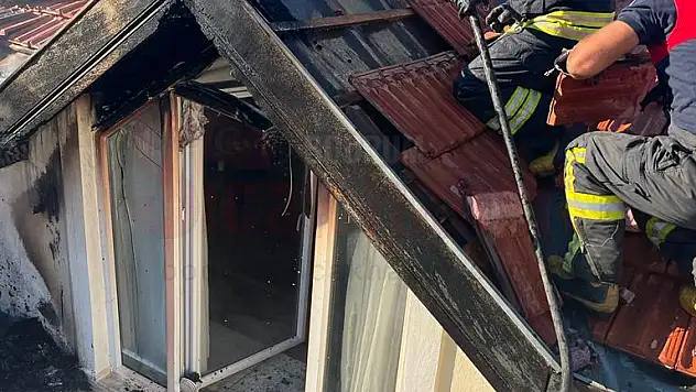 Çatı Yangını İtfaiye Ekiplerince Söndürüldü