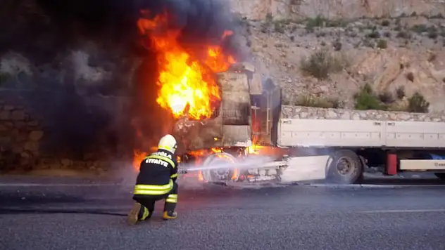 Çıkan Yangında Tır Kupası Küle Döndü