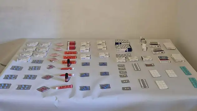 Cinsel içerikli haplarla yakalandı