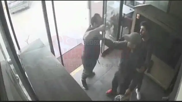 Çocuğunun Yanında Küfür Edip Saldırdı