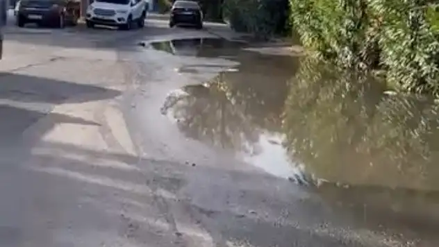 Çocuk parkı yanında kanalizasyon kabusu !