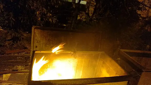Çöp Konteyneri Yandı Belediye Ekipleri Hızla Müdahale Etti