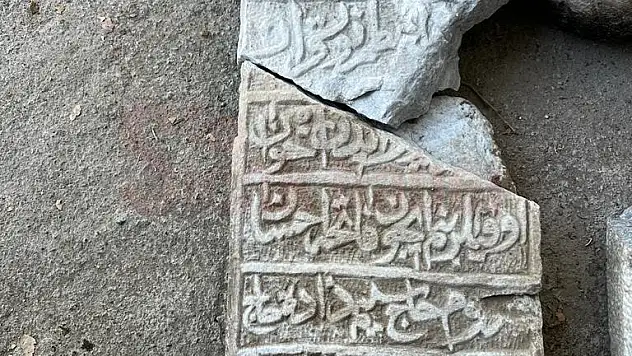 Çöplüğe Atılmış 200 Yıllık Mezar Taşı Bulundu