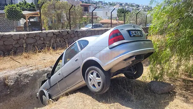 Çukura Düşen Araç Kazasını Yara Almadan Atlattı