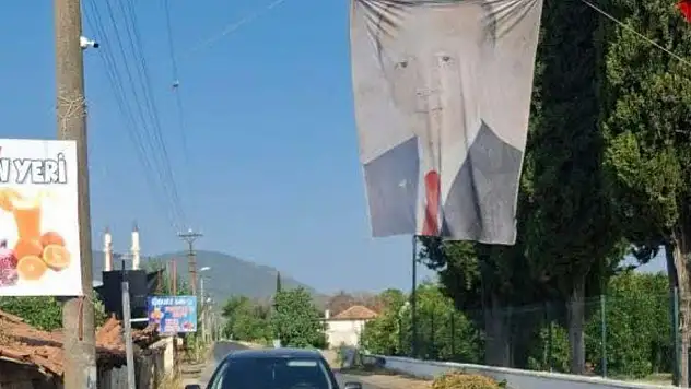 CUMHURBAŞKANI ERDOĞAN'IN POSTERİNİ İNDİREN CHP'Lİ MECLİS ÜYESİNE SUÇ DUYURUSU