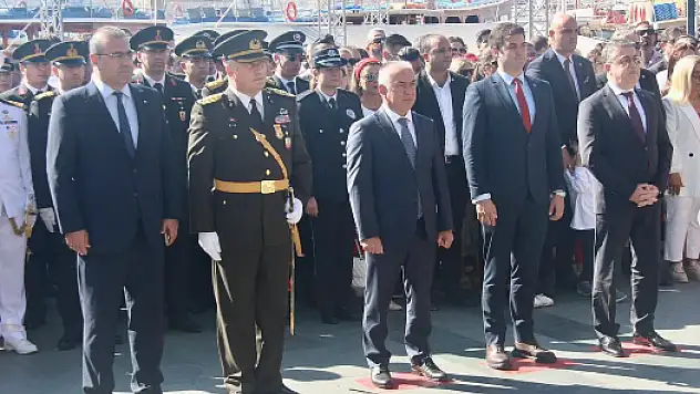 Cumhuriyet Kutlamaları Çelenk Töreni İle Başladı
