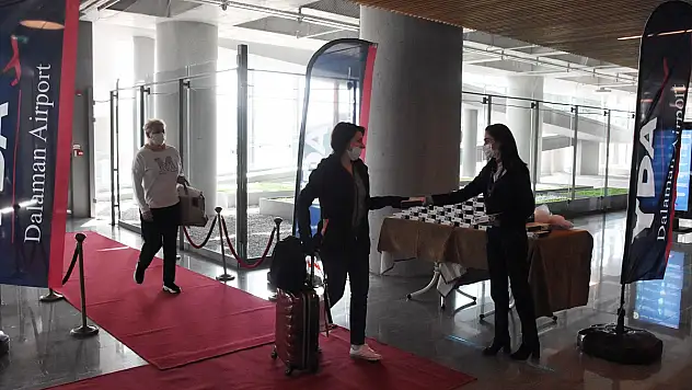 Dalaman'a gelen ilk Rus turist kafilesi çiçek ve lokumla karşılandı