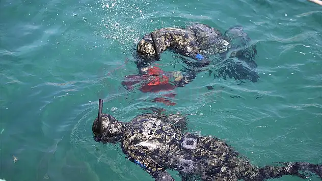 Dalgıçlar Deniz Dibi, Öğrenciler de Kıyı Temizliği Yaptı