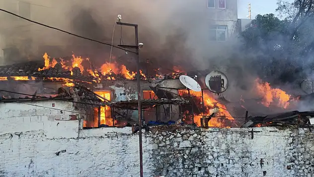 Dar sokaklar yangına giden ekiplere geçit vermedi..