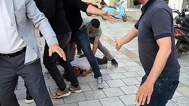 DEM Basın Açıklamasında Bozkurt İşareti Yapan Genç Linç Edilecekti