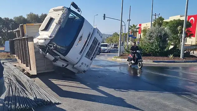 Demir Yüklü Kamyon Kaza Yaptı